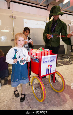 Bambini / bambino passeggero arte e artigianato / insegnante di arti e mestieri / intrattenitore a Heathrow Airport / aria terminale di porta 4. Regno Unito Foto Stock