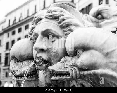 Chiudere fino in bianco e nero di Pantheon fontana di Roma, Italia, Europa. Foto Stock