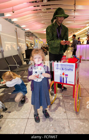 Bambini / bambino passeggero arte e artigianato / insegnante di arti e mestieri / intrattenitore a Heathrow Airport / aria terminale di porta 4. Regno Unito Foto Stock