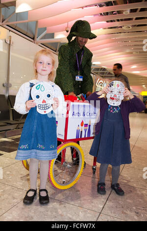 Bambini / bambino passeggero arte e artigianato / insegnante di arti e mestieri / intrattenitore a Heathrow Airport / aria terminale di porta 4. Regno Unito Foto Stock