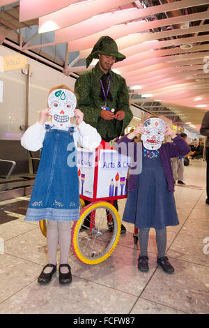 Bambini / bambino passeggero arte e artigianato / insegnante di arti e mestieri / intrattenitore a Heathrow Airport / aria terminale di porta 4. Regno Unito Foto Stock