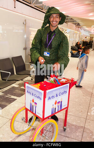 Bambini / bambino passeggero arte e artigianato / insegnante di arti e mestieri / intrattenitore a Heathrow Airport / aria terminale di porta 4. Regno Unito Foto Stock