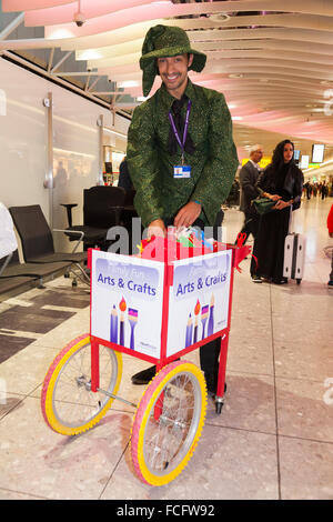 Bambini / bambino passeggero arte e artigianato / insegnante di arti e mestieri / intrattenitore a Heathrow Airport / aria terminale di porta 4. Regno Unito Foto Stock