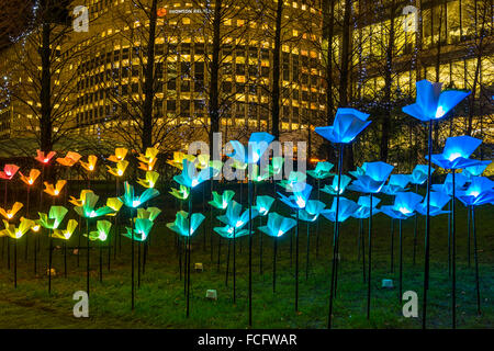 LONDRA, Regno Unito - 15 GENNAIO 2016: Installazione artistica del Winter Lights Festival di Aether & Hemera al Canary Wharf, Londra Regno Unito Foto Stock