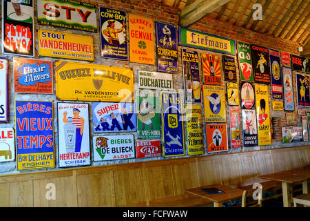 Birra belga di metallo cartelli pubblicitari parete Belgio Foto Stock