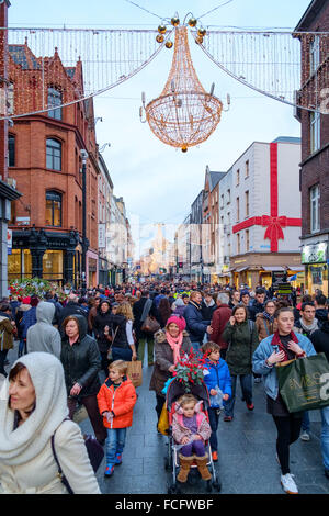 Grande folla di persone amanti dello shopping Grafton Street Dublin Foto Stock