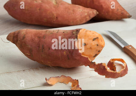 Parzialmente pelato freschi Patate dolci Foto Stock