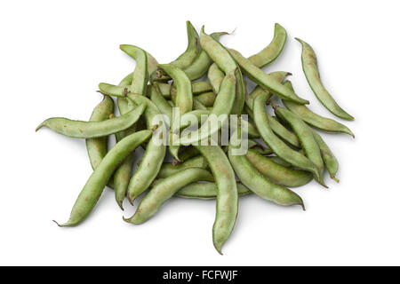 Cumulo di fagioli di soia freschi nel pod su sfondo bianco Foto Stock