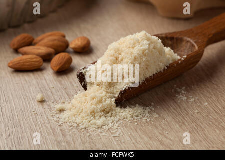Il cucchiaio di legno con farina di mandorle e mandorle Foto Stock