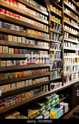 Tabaccheria vendita di prodotti del tabacco, le sigarette e accendi il  display. Tabacchi olandese, Amsterdam Olanda Paesi Bassi Foto stock - Alamy