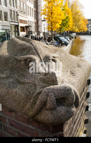 Rettile coccodrillo coccodrillo / ? La scultura di pietra. Ponte sul canale, intersezione Leidsestraat / Keizersgracht. Amsterdam. Paesi Bassi Foto Stock