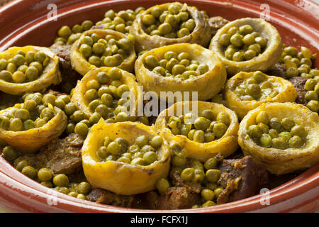 Marocchino tradizionale tagine con carne, cuori di carciofo e piselli verdi Foto Stock