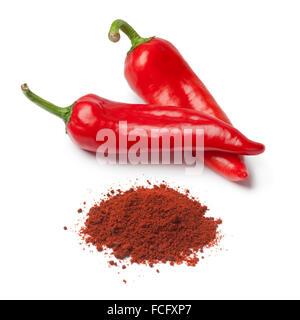 Rosso fresco di peperone dolce e la paprica in polvere su sfondo bianco Foto Stock