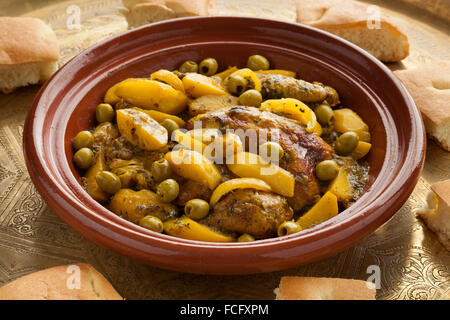 Marocchino tradizionale tajine con pollo,patate e olive Foto Stock