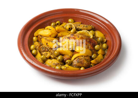 Marocchino tradizionale tajine con pollo,patate e olive su sfondo bianco Foto Stock