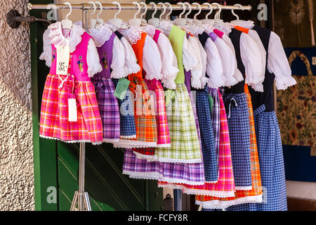 In stile nazionale di costumi per le donne esposte nel centro commerciale per lo shopping store in Salzburg Austria Foto Stock