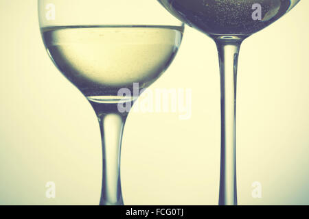 Due bicchieri di vino. In stile retrò filtred immagine Foto Stock