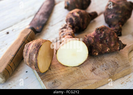 Carciofo di Gerusalemme su un tavolo di legno Foto Stock