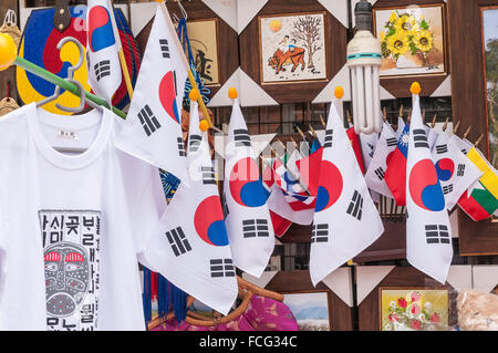 Il coreano bandiere, Taegukgi, per la vendita, Insa-dong di Seoul, Corea del Sud Foto Stock