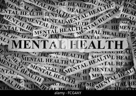 La salute mentale. Pezzi di carta strappati con le parole della salute mentale. Concetto di immagine. In bianco e nero. Primo piano. Foto Stock