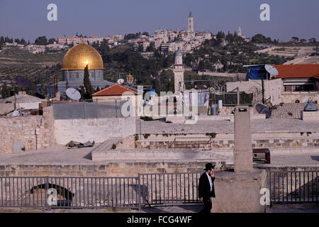 Vista sui tetti del quartiere ebraico verso il Duomo di La roccia nel Monte del Tempio conosciuta dai Musulmani come Il Haram esh-Sharif nella città vecchia est Gerusalemme Israele Foto Stock