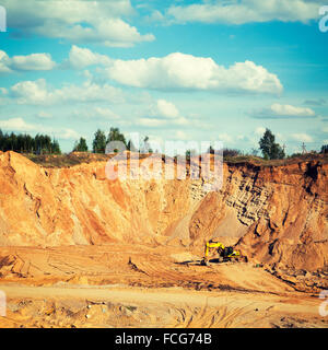 Escavatore su una cava di sabbia Foto Stock