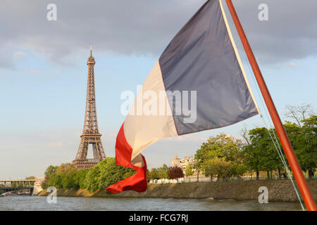 Bandiera francese e la Torre Eiffel vista dal fiume Senna, Parigi, Francia. Foto Stock