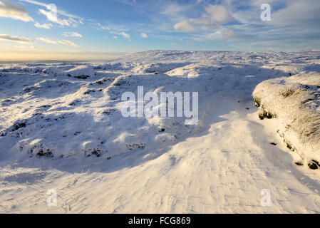 Luce solare bassa sul mori nevoso di sopra Bleaklow Glossop nel picco elevato, Derbyshire. Foto Stock