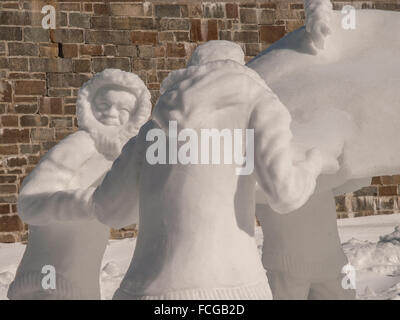 Uomini Inuit scultura di neve a Carnevale Festival di Quebec City, Quebec, Canada. Foto Stock