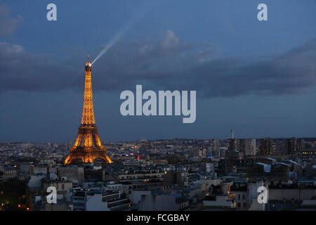 La torre Eiffel di notte, Parigi, Francia. Foto Stock