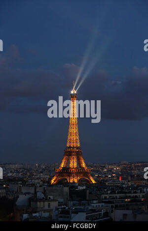 La torre Eiffel di notte, Parigi, Francia. Foto Stock