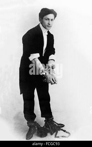 Escapologist Harry Houdini (nato Erik Weisz) in catene, c. 1905 Foto Stock