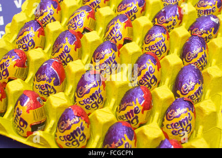 Cadbury Creme Egg café, pop-up venue vende vari crema di uovo piatti a tema, Soho, London, England, Regno Unito Foto Stock