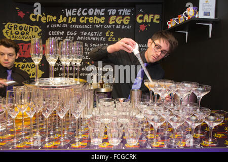 Cadbury Creme Egg café, pop-up venue vende vari crema di uovo piatti a tema, Soho, London, England, Regno Unito Foto Stock