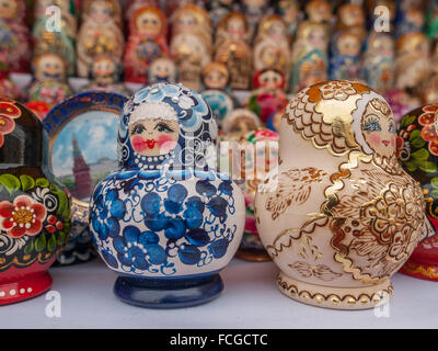 La nidificazione russo bambole in vari colori di Izmailovsky Mercato di Souvenir a Mosca. Foto Stock