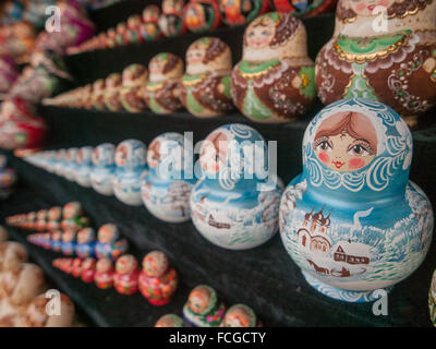 La nidificazione russo bambole in vari colori di Izmailovsky Mercato di Souvenir a Mosca. Foto Stock
