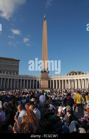 Città del Vaticano. Il 3° ottobre 2015. Attesa per la predica del papa Francesco prima del Sinodo sulla famiglia, Piazza San Pietro Foto Stock