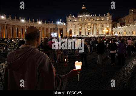 Città del Vaticano. Il 3° ottobre 2015. La predica del papa Francesco prima del Sinodo sulla famiglia, Piazza San Pietro e Città del Vaticano Foto Stock