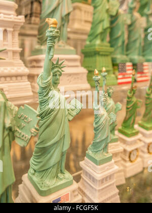 Molti Statua della Libertà souvenir allineate su uno scaffale di un negozio a New York City, Stati Uniti d'America. Foto Stock