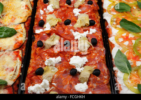 Pizza vassoi da forno in una pizzeria in Roma, Italia Foto Stock