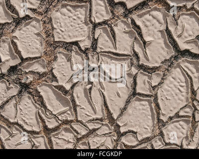 Close-up di peeling vernice bianca sul muro. Foto Stock