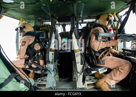 US Customs and Border Protection CBP Ufficio di aria e unità di Marine operando un Sikorsky UH-60 Blackhawk elicottero fornire risposta armata e sicurezza in ed intorno alle acque del sud della Florida. Vedere la descrizione per maggiori informazioni. Foto Stock