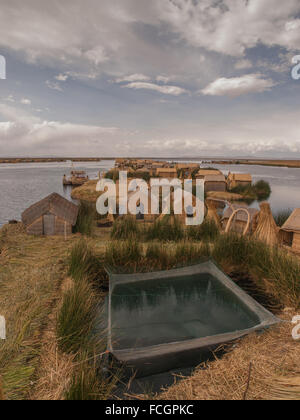 Villaggio galleggiante di paglia sul lago Titicaca, Perù, Sud America. Foto Stock