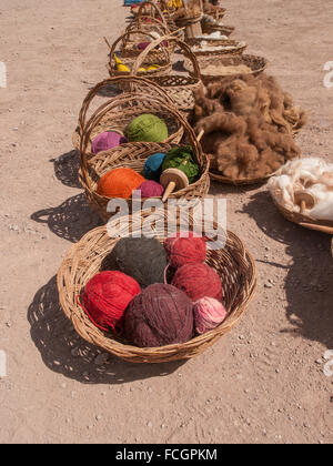 Alpaca tinto filo colorato in cesti in Perù, Sud America. Foto Stock