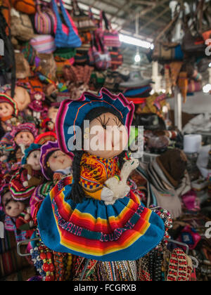 Peruviano bambola folk per la vendita al mercato in Cusco, Perù, Sud America. Foto Stock