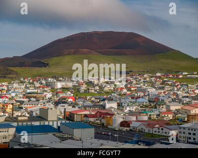 Vulcano Eldfell nella parte anteriore del paesaggio urbano in Heimaey, Vestmannaeyjar, Islanda. Foto Stock