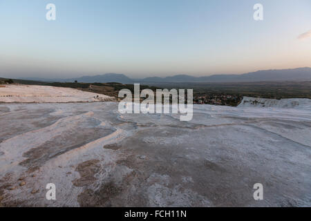 Il travertino formazioni terrazza a Pamukkale al tramonto. Foto Stock