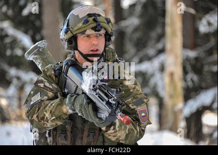 Hohenfels Army base, Germania. Il 21 gennaio, 2016. Un soldato sloveno con la terza società, decimo reggimento reagisce al contatto durante la formazione situazionale all esercizio Allied Spirito IV presso la NATO Hohenfels Area Formazione Gennaio 21, 2016 a Hohenfels Army base, Germania. Più di 2.200 soldati provenienti da sei nazioni della NATO stanno prendendo parte nell'esercizio. Foto Stock