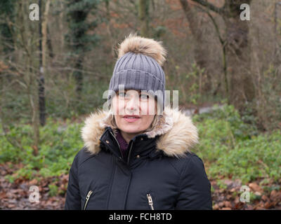 Un medio anziana signora su una passeggiata invernale Foto Stock