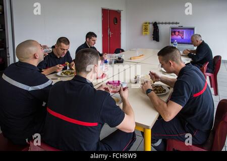 Sul DOVERE DI VIGILI DEL FUOCO' il pranzo Foto Stock